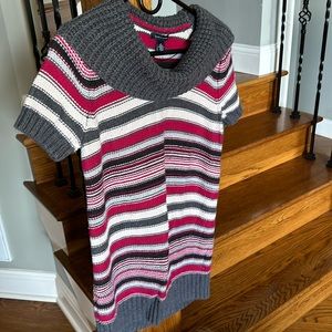 Tommy Hilfiger medium short sleeve sweater.